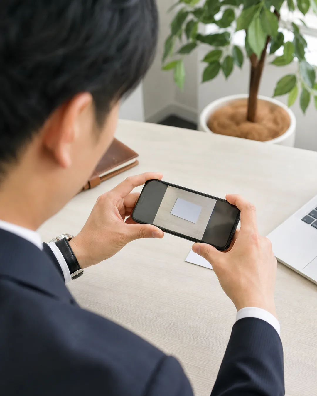 スマートフォンで名刺を撮影している様子